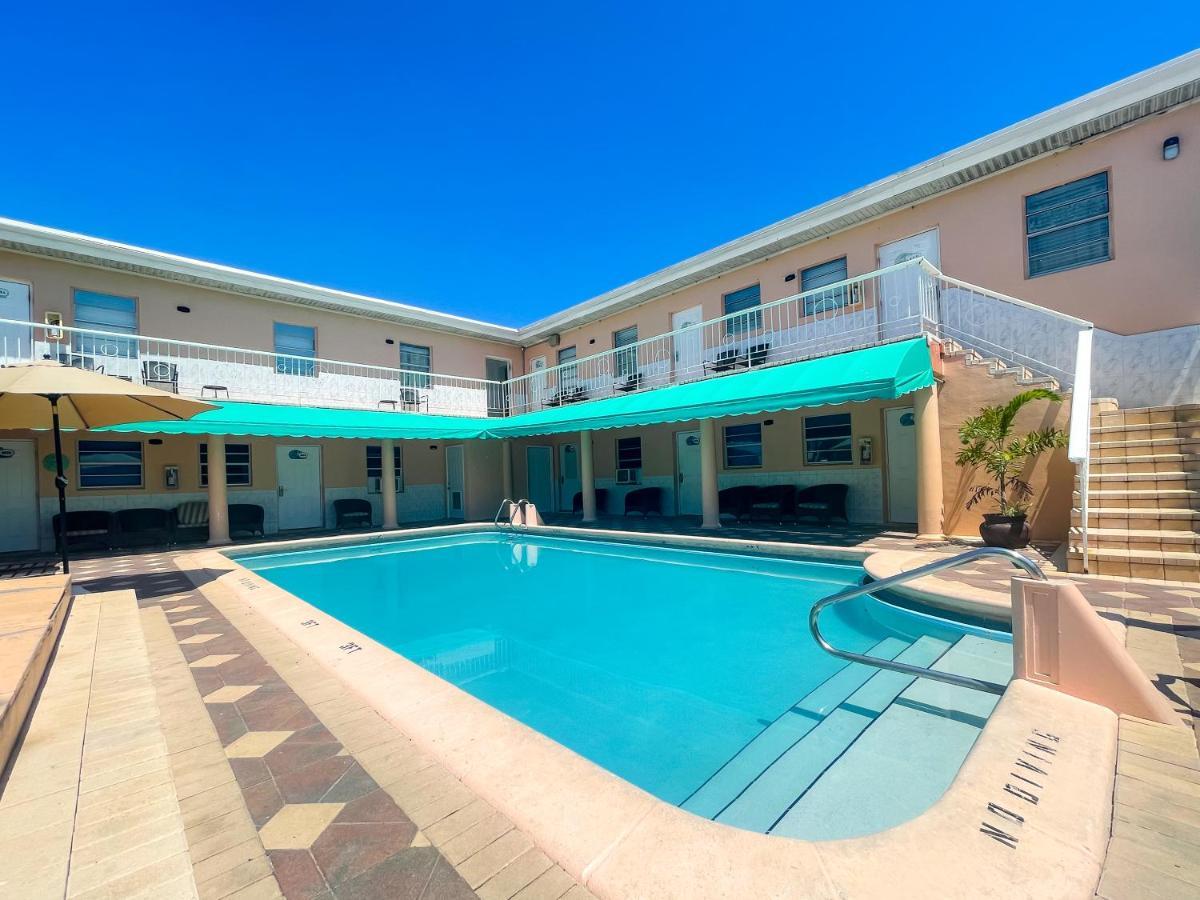 The Blue Wave Hotel Hollywood